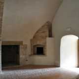 Attraversiamo l�ingresso della torre e passando da una stanza con forno e caminetto (prova del fatto che il castello fosse diventato negli anni una masseria fortificata)...